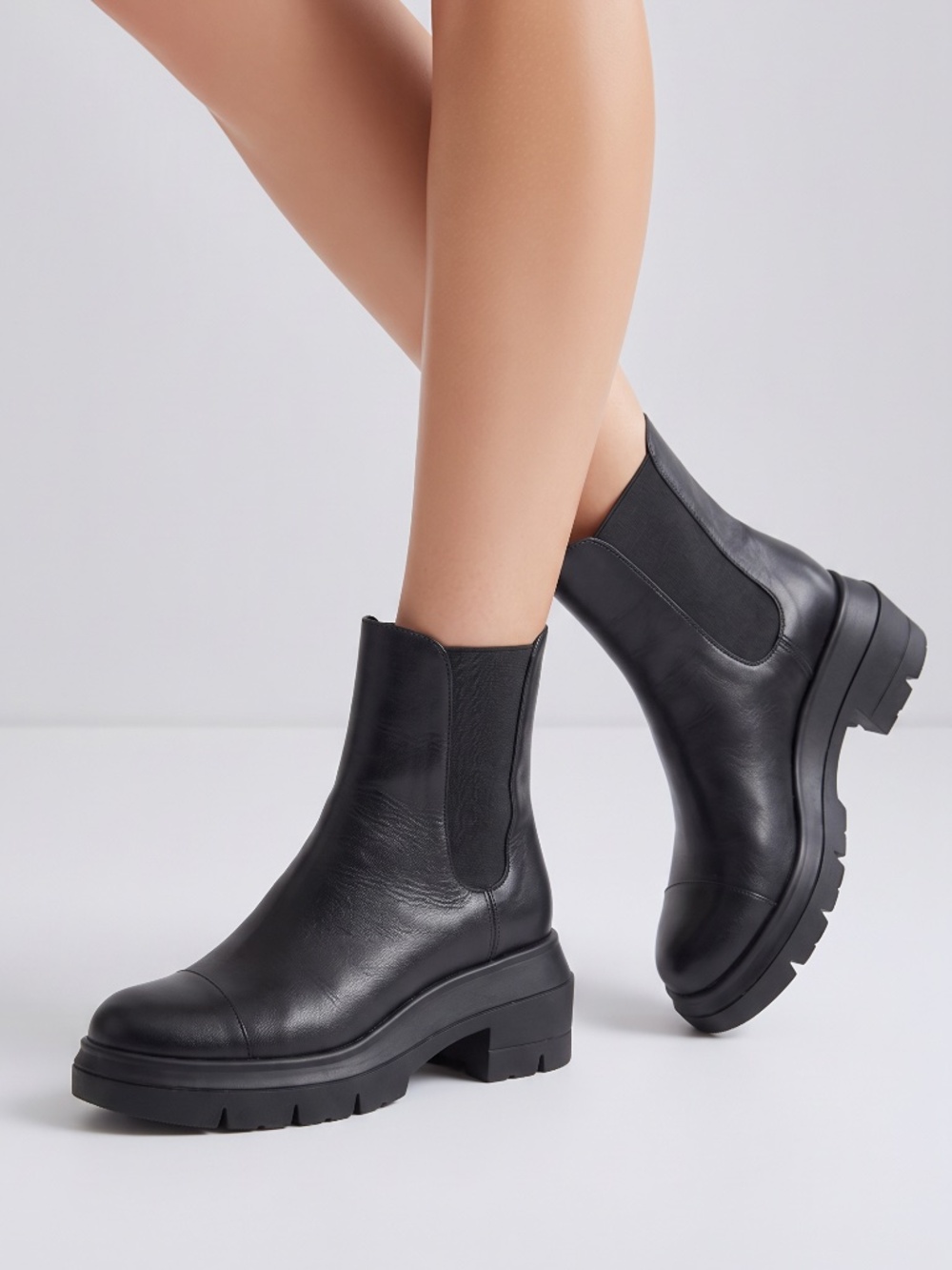 STUART WEITZMAN • Black Leather Lug Sole Chelsea Ankle Boots Size 7C WIDE WIDTH